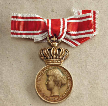 Medal for Female Merit, Type II, in Gold with Crown Obverse