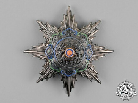 Order of the Double Dragon, Type I, II Class, II Grade Breast Star Obverse
