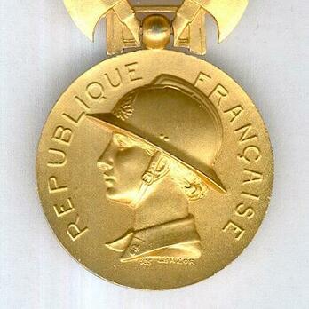 Gilt Medal (for Long Service, stamped "1935 L BAZOR," 1935-) Obverse 