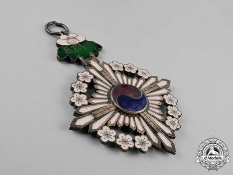 Order of the Golden Ruler, I Class Grand Cordon Badge Reverse