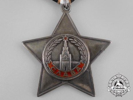 Order of Glory III Class Medal (Variation I) Obverse 