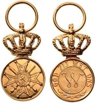 Miniature Gold Medal (Military Division) Obverse and Reverse