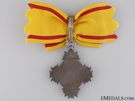 Order of the Sacred Crown, VIII Class Reverse