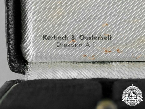 War Merit Cross I Class with Swords Case of Issue, by Kerbach & Oesterhelt Detail