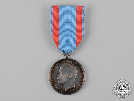 General Honour Decoration, Type III (for war merit, in silver) Obverse