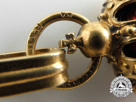 Type II, Military Division, Commander (with gold swords) Detail