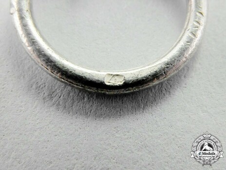 Iron Cross II Class, by Steinhauer & Lück, #4, L/16 (half lug, "4") Maker Mark