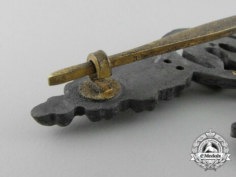 Short-Range Day Fighter Clasp, in Gold (with "200" pendant) Detail