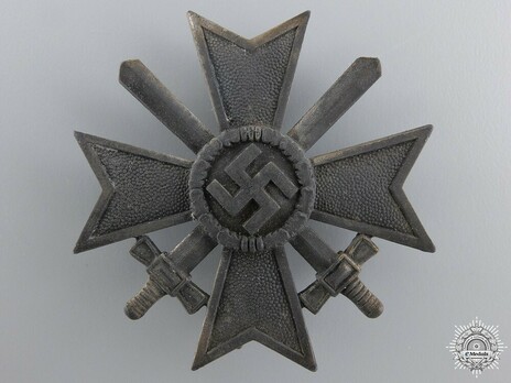 War Merit Cross I Class with Swords, by Klein & Quenzer (65, zinc) Obverse