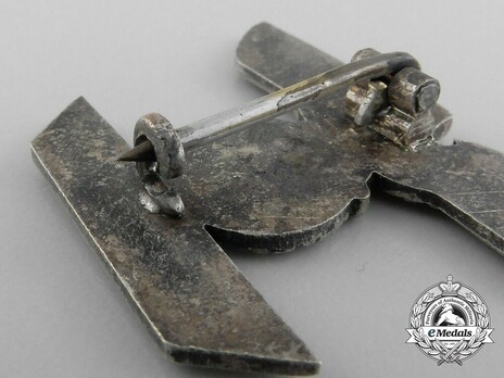 Clasp to the Iron Cross I Class, Type II, by W. Deumer (unmarked) Detail