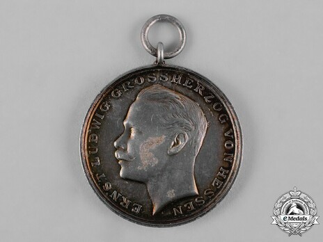 General Honour Decoration, Type III (for war merit, in silver) Obverse