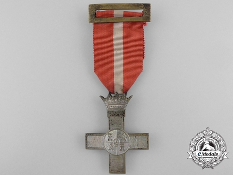 Silver Medal (red distinction with Imperial Crown) Obverse