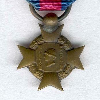 Bronze Cross (Army, stamped "M DELANNOY") Obverse