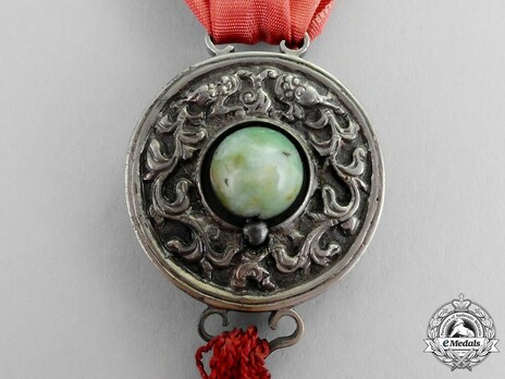 Order of the Imperial Dragon, Medal with Green Stone Obverse Detail