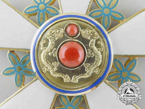 Order of the Double Dragon, Type II, II Class, I Grade Neck Badge (french-made) Obverse Detail