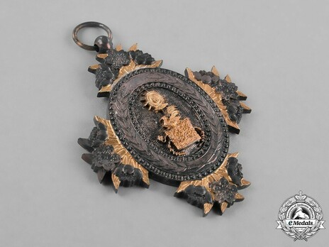 Order of the Sacred Crown, VII Class Obverse
