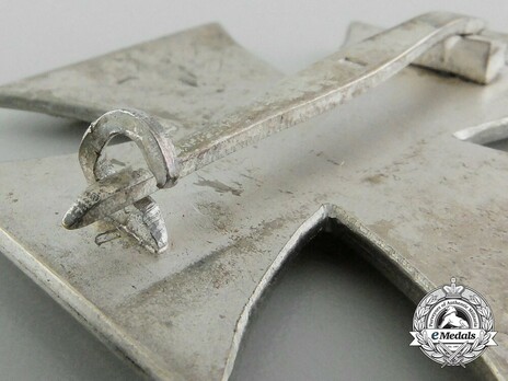 Iron Cross I Class, by F. Orth (15, magnetic) Detail