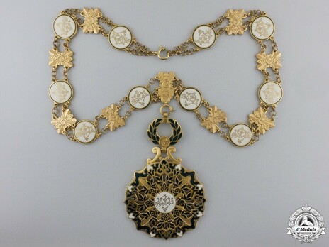 National Order of Merit, Amid Collar Obverse