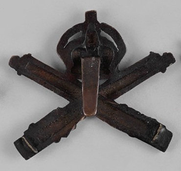 Machine Gun Corps General Service Other Ranks Cap Badge (with Crowned and Crossed Guns) Reverse