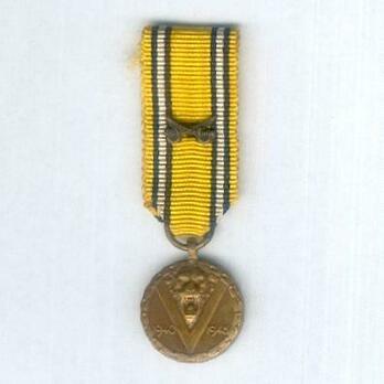 Miniature Bronze Medal (with crossed sabres clasp) Obverse