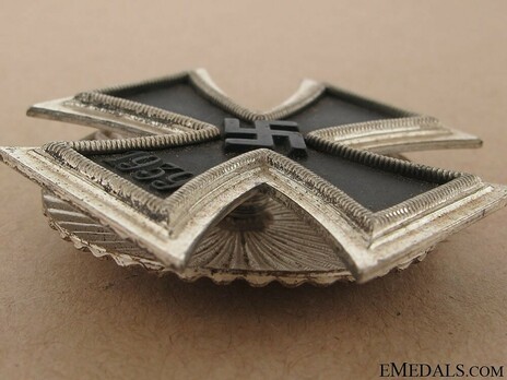Iron Cross I Class, by W. Deumer (clamshell screwback) Obverse