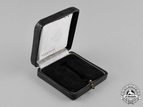 War Merit Cross I Class with Swords Case of Issue, by Kerbach & Oesterhelt Interior