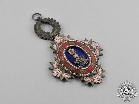 Order of the Sacred Crown, IV Class Obverse