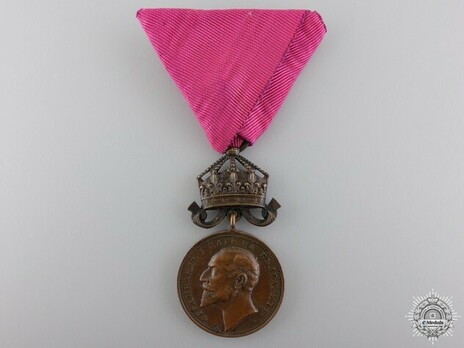 Medal for Merit, Type II, in Bronze (with elder Tsar portrait and crown with flying pendilia) Obverse