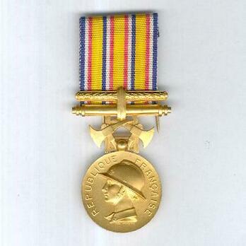 Gilt Medal (for Long Service, stamped "1935 L BAZOR," 1935-) Obverse