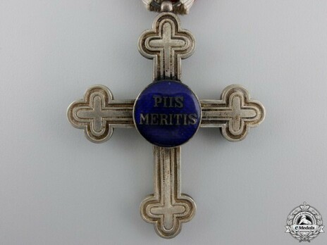 Military Division, II Class (for wartime with blue enamel) Obverse