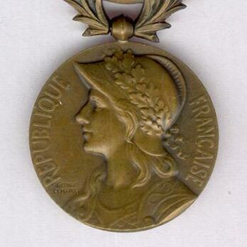 Bronze Medal (stamped "GEORGES LEMAIRE," "E M LINDAUER") Obverse