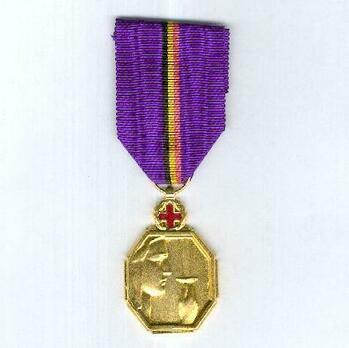 Gold Medal (for Red Cross Members, stamped "V DEMANET") Obverse