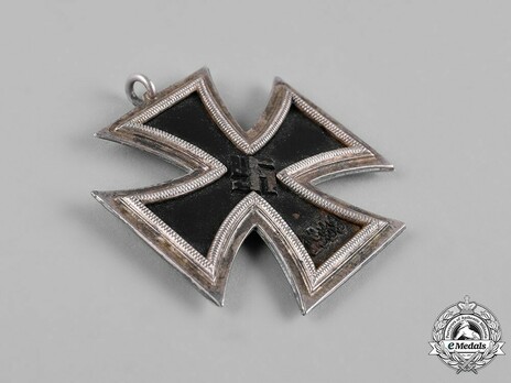 Iron Cross II Class, by Deschler, #1, L/10 (regular frame, "Round 3") Obverse