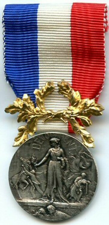 M%c3%a9daille d%e2%80%99honneur pour acte de courage et de d%c3%a9vouement niveau argent de 1e classe