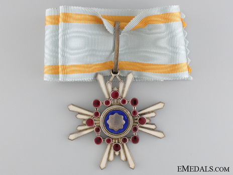 Order of the Sacred Treasure, III Class Obverse