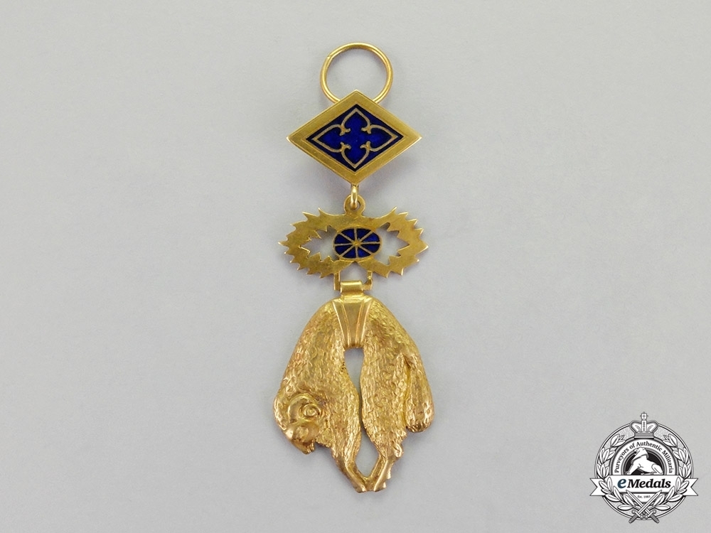 Knight+badge+%28gold reduced+size%29+01