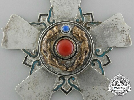 Order of the Double Dragon, Type II, II Class, I Grade Neck Badge Obverse Detail
