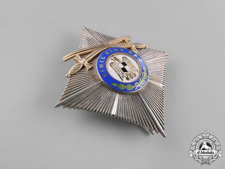 Order of the Ruling House, Grand Officer's Cross Breast Star (with swords, 1937-1938) Obverse