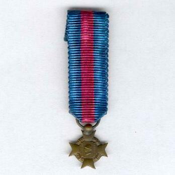 Bronze Cross (Army, stamped "M DELANNOY") Obverse