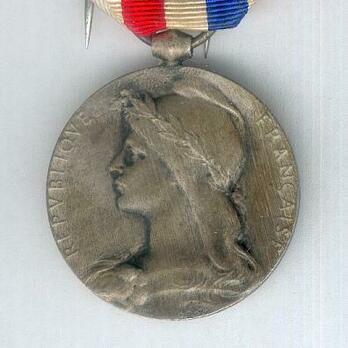 Silver Medal (with locomotive clasp, stamped "O. ROTY," 1913-1939) Obverse