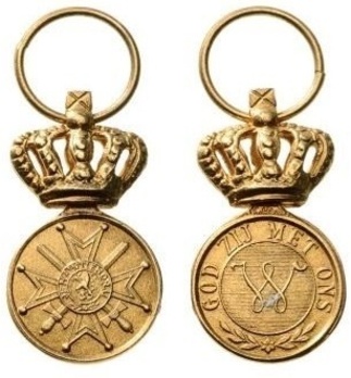 Miniature Gold Medal (Military Division) Obverse and Reverse