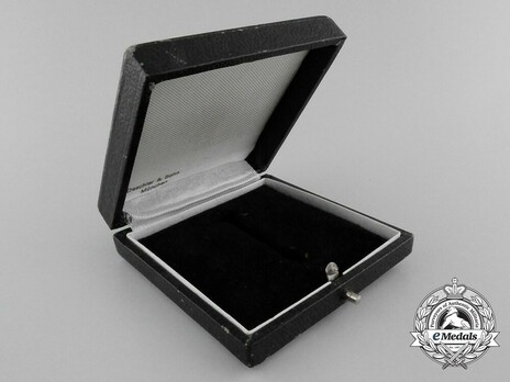 War Merit Cross I Class with Swords Case of Issue, by Deschler Interior