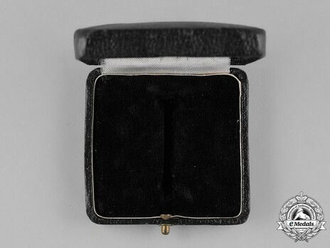 War Merit Cross I Class with Swords Case of Issue, by Kerbach & Oesterhelt Interior