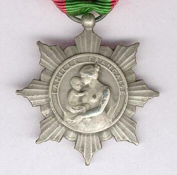 Silver Medal (Ministry of Public Health, stamped "LEON DESCHAMPS") Obverse