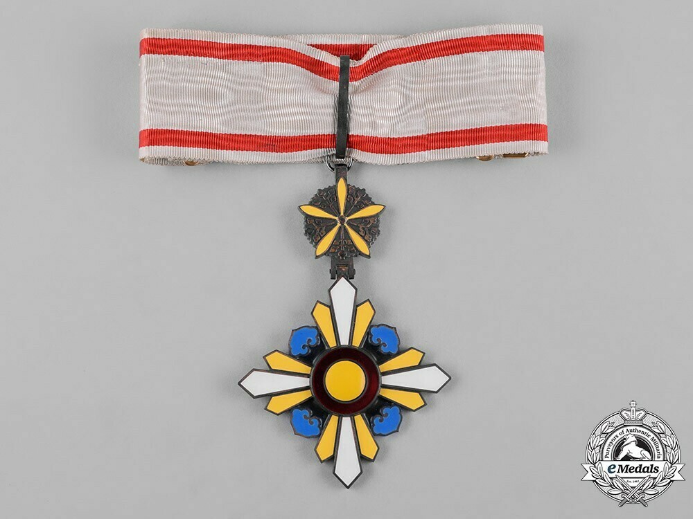 Order+of+the+auspicious+clouds%2c+ii+class+grand+officer+1