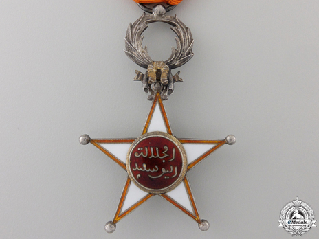 Order of Ouissan Alaouite, Type II, V Class Knight Obverse
