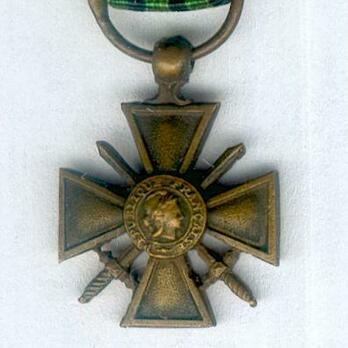 Miniature Bronze Cross (1939 1940) Obverse