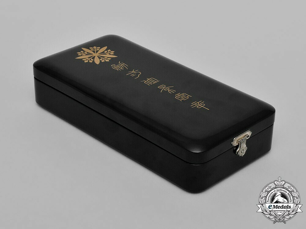 Order+of+the+auspicious+clouds%2c+ii+class+grand+officer+case+of+issue+1
