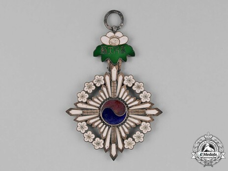 Order of the Golden Ruler, I Class Grand Cordon Badge Reverse
