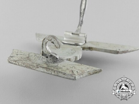 Clasp to the Iron Cross I Class, Type I, by Boerger (pinback) Detail